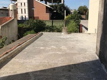VENDO CASA CON LOCALES CENTRO PASO DEL REY