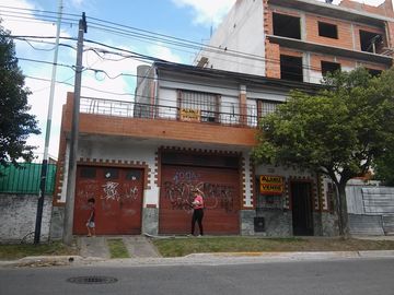 VENDO CASA CON LOCALES CENTRO PASO DEL REY