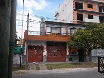 VENDO CASA CON LOCALES CENTRO PASO DEL REY