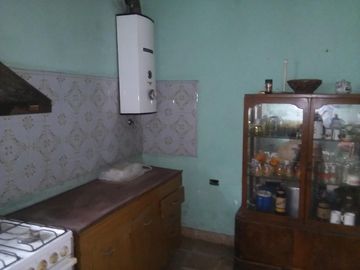 VENDO CASA CON LOCALES CENTRO PASO DEL REY