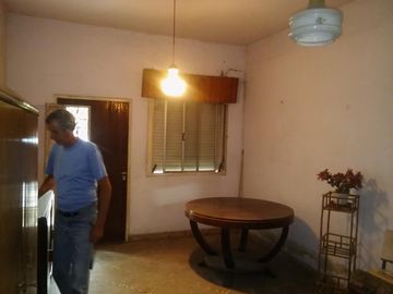 VENDO CASA CON LOCALES CENTRO PASO DEL REY