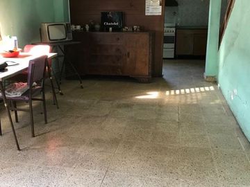 VENDO CASA CON LOCALES CENTRO PASO DEL REY