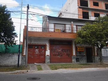 VENDO CASA CON LOCALES CENTRO PASO DEL REY