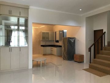 Rumah one gate system, swimming pool dalam komplek cinere delta residence