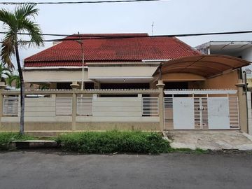 Rumah Manyar Tirtoyoso STRATEGIS, BOULEVARD UTAMA FURNISH, garasi 2, carport 1
