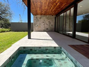 RESIDENCIA en Altozano Qro. con vista a la reserva - RIO