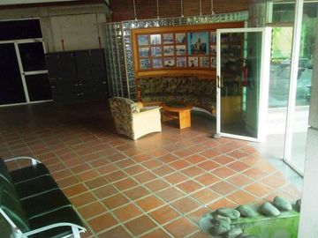 San Eduardo Amplio local con área de oficinas, bodegas, talleres