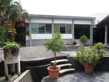 San Eduardo Amplio local con área de oficinas, bodegas, talleres