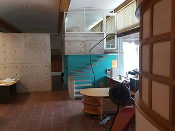 San Eduardo Amplio local con área de oficinas, bodegas, talleres