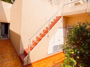 Venta Casa en Lanús Oeste 4 ambientes Modernos y Cálidos con Garaje 2 autos y fondo libre