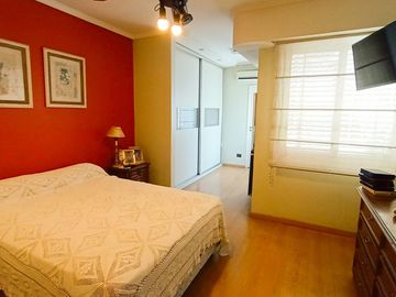 Venta Casa en Lanús Oeste 4 ambientes Modernos y Cálidos con Garaje 2 autos y fondo libre