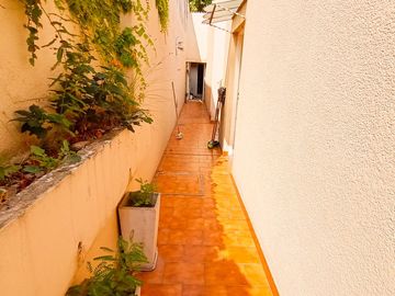 Venta Casa en Lanús Oeste 4 ambientes Modernos y Cálidos con Garaje 2 autos y fondo libre