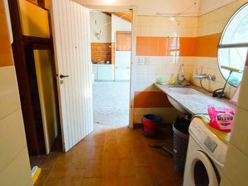 Venta Casa en Lanús Oeste 4 ambientes Modernos y Cálidos con Garaje 2 autos y fondo libre