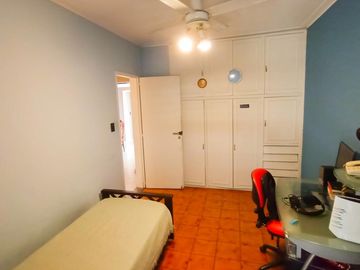 Venta Casa en Lanús Oeste 4 ambientes Modernos y Cálidos con Garaje 2 autos y fondo libre