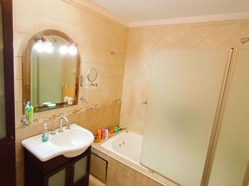 Venta Casa en Lanús Oeste 4 ambientes Modernos y Cálidos con Garaje 2 autos y fondo libre