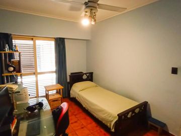 Venta Casa en Lanús Oeste 4 ambientes Modernos y Cálidos con Garaje 2 autos y fondo libre