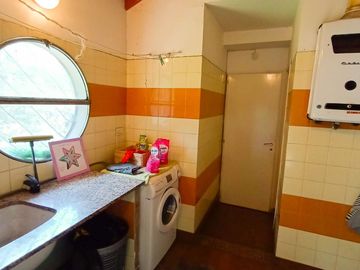Venta Casa en Lanús Oeste 4 ambientes Modernos y Cálidos con Garaje 2 autos y fondo libre