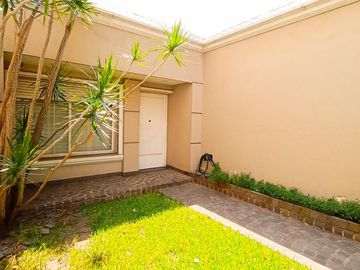 Venta Casa en Lanús Oeste 4 ambientes Modernos y Cálidos con Garaje 2 autos y fondo libre