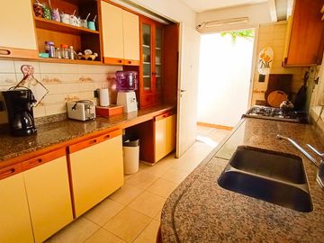Venta Casa en Lanús Oeste 4 ambientes Modernos y Cálidos con Garaje 2 autos y fondo libre