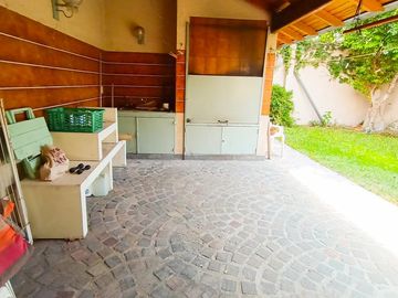 Venta Casa en Lanús Oeste 4 ambientes Modernos y Cálidos con Garaje 2 autos y fondo libre