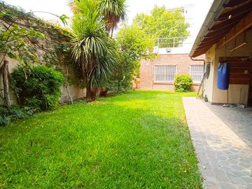 Venta Casa en Lanús Oeste 4 ambientes Modernos y Cálidos con Garaje 2 autos y fondo libre