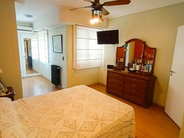 Venta Casa en Lanús Oeste 4 ambientes Modernos y Cálidos con Garaje 2 autos y fondo libre