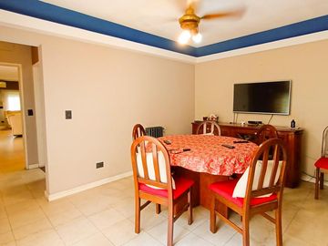 Venta Casa en Lanús Oeste 4 ambientes Modernos y Cálidos con Garaje 2 autos y fondo libre