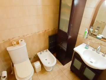 Venta Casa en Lanús Oeste 4 ambientes Modernos y Cálidos con Garaje 2 autos y fondo libre
