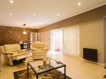 Venta Casa en Lanús Oeste 4 ambientes Modernos y Cálidos con Garaje 2 autos y fondo libre