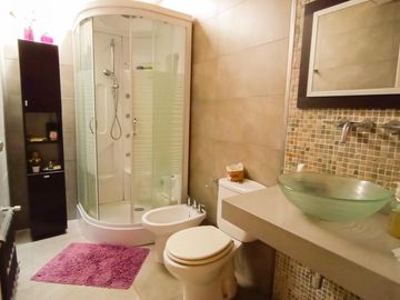 Venta Casa en Lanús Oeste 4 ambientes Modernos y Cálidos con Garaje 2 autos y fondo libre