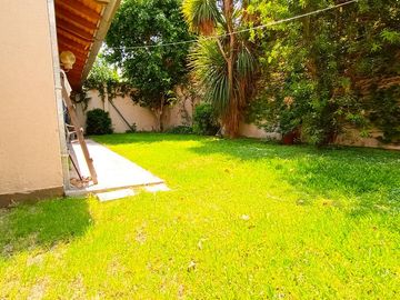 Venta Casa en Lanús Oeste 4 ambientes Modernos y Cálidos con Garaje 2 autos y fondo libre