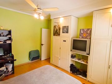 Venta Casa en Lanús Oeste 4 ambientes Modernos y Cálidos con Garaje 2 autos y fondo libre