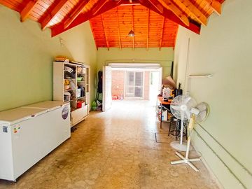 Venta Casa en Lanús Oeste 4 ambientes Modernos y Cálidos con Garaje 2 autos y fondo libre