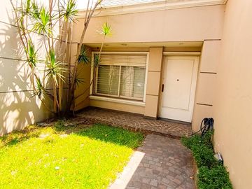 Venta Casa en Lanús Oeste 4 ambientes Modernos y Cálidos con Garaje 2 autos y fondo libre