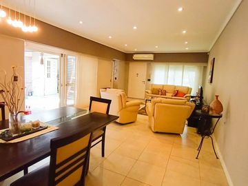 Venta Casa en Lanús Oeste 4 ambientes Modernos y Cálidos con Garaje 2 autos y fondo libre