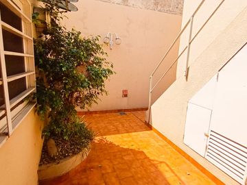 Venta Casa en Lanús Oeste 4 ambientes Modernos y Cálidos con Garaje 2 autos y fondo libre