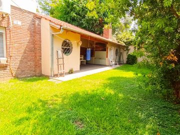 Venta Casa en Lanús Oeste 4 ambientes Modernos y Cálidos con Garaje 2 autos y fondo libre