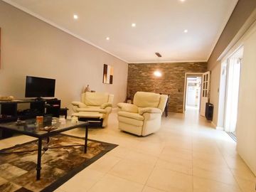 Venta Casa en Lanús Oeste 4 ambientes Modernos y Cálidos con Garaje 2 autos y fondo libre