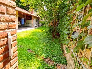 Venta Casa en Lanús Oeste 4 ambientes Modernos y Cálidos con Garaje 2 autos y fondo libre