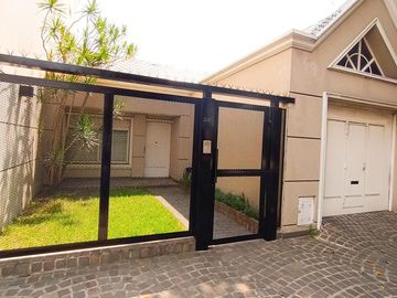 Venta Casa en Lanús Oeste 4 ambientes Modernos y Cálidos con Garaje 2 autos y fondo libre