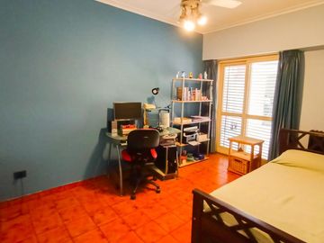 Venta Casa en Lanús Oeste 4 ambientes Modernos y Cálidos con Garaje 2 autos y fondo libre