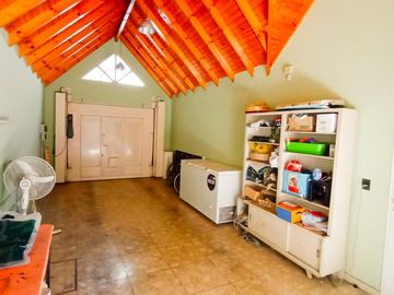 Venta Casa en Lanús Oeste 4 ambientes Modernos y Cálidos con Garaje 2 autos y fondo libre