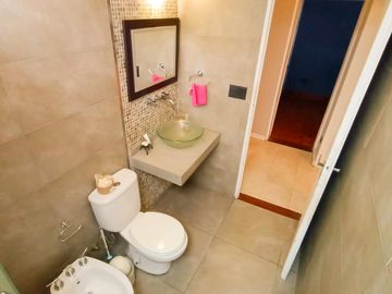 Venta Casa en Lanús Oeste 4 ambientes Modernos y Cálidos con Garaje 2 autos y fondo libre