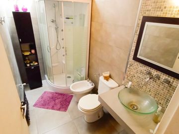 Venta Casa en Lanús Oeste 4 ambientes Modernos y Cálidos con Garaje 2 autos y fondo libre