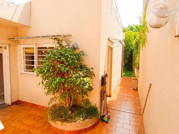 Venta Casa en Lanús Oeste 4 ambientes Modernos y Cálidos con Garaje 2 autos y fondo libre