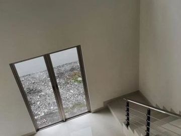 Rumah Gress Greenland Residence , Strategis