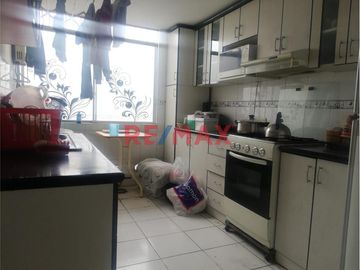 ¡Aprovecha esta oportunidad única de adquirir un departamento a precio de remate! 
Este encantador departamento, ubicado en el 5to piso de un condomi