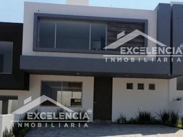 VENTA DE CASA NUEVA, AMPLIA Y MODERNA EN CAÑADAS DEL BOSQUE TRES MARÍAS (29)