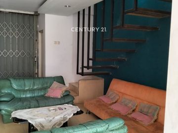 RUMAH 2 LANTAI DI KOMPLEK CIBOLERANG NYAMAN SIAP HUNI