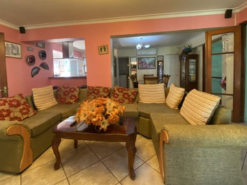 Casa en venta en La Reina sector Grange; 7 dorm,6 baños